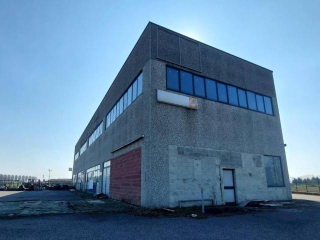 Locale Commerciale in vendita a Santa Cristina E Bissone, Lombardia
