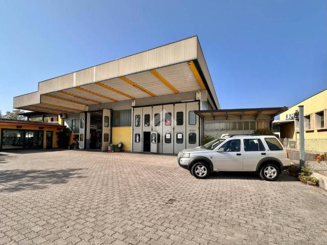 Locale Commerciale in vendita a Fratte, Santa Giustina In Colle