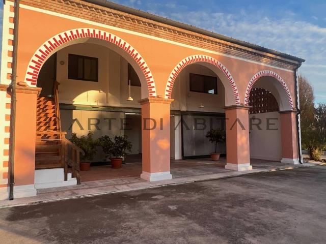 Locale Commerciale in vendita a Verzotto, Santa Giustina in Colle