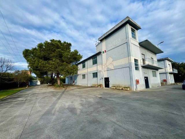 Locale Commerciale in vendita a Ponticelli, Santa Maria A Monte