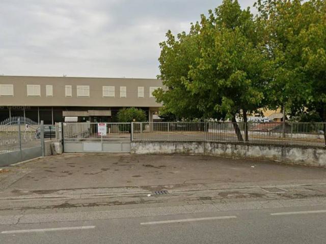 Locale Commerciale in vendita a Sottili, Santa Maria A Monte