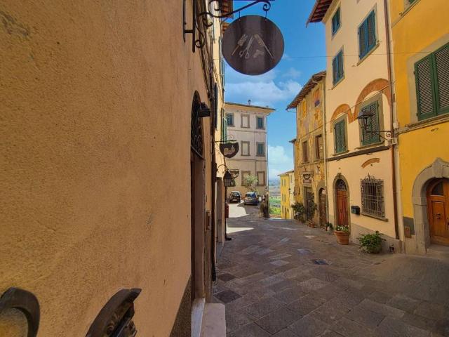 Locale Commerciale in vendita a Ponticelli, Santa Maria A Monte