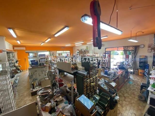 Locale Commerciale in vendita a Ponticelli, Santa Maria A Monte