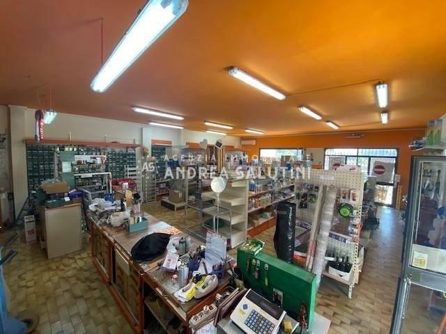 Locale Commerciale in vendita a Ponticelli, Santa Maria A Monte