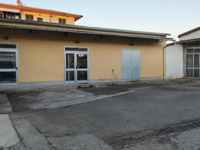 Locale Commerciale in vendita a Ponticelli, Santa Maria A Monte