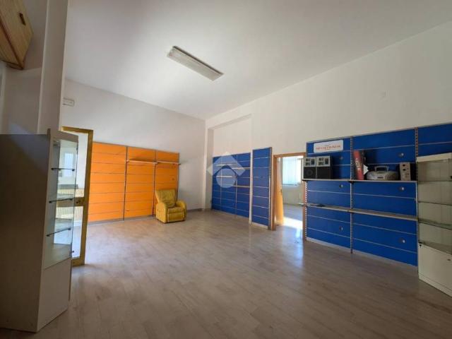 Locale Commerciale in vendita a Santa Maria A Vico, Campania