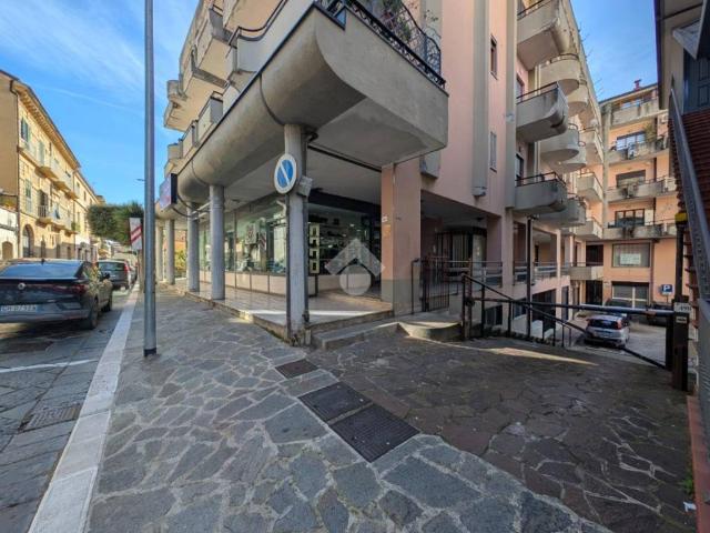Locale Commerciale in vendita a Santa Maria A Vico, Campania