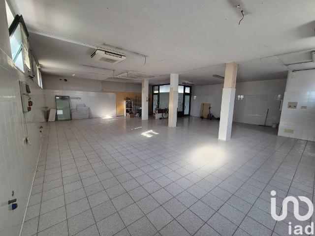 Locale Commerciale in vendita a Caselle de' Ruffi, Villanova Di Camposanpiero