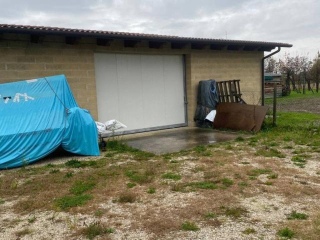 Locale Commerciale in vendita a Caselle de' Ruffi, Villanova Di Camposanpiero