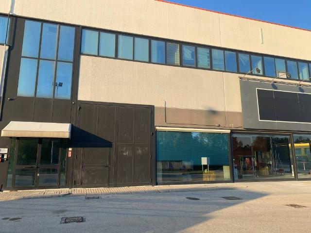 Locale Commerciale in vendita a Caselle de' Ruffi, Santa Maria di Sala