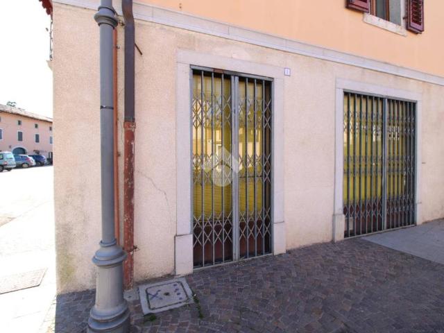 Locale Commerciale in vendita a Santa Maria La Longa, Friuli-Venezia Giulia
