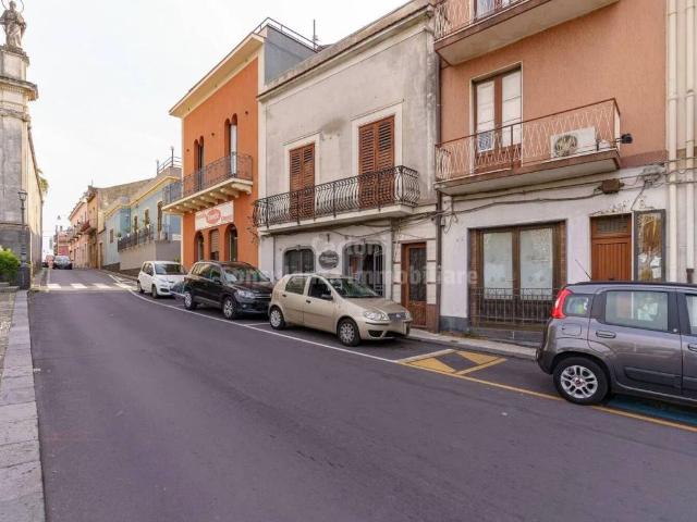 Locale Commerciale in vendita a Santa Venerina, Sicilia