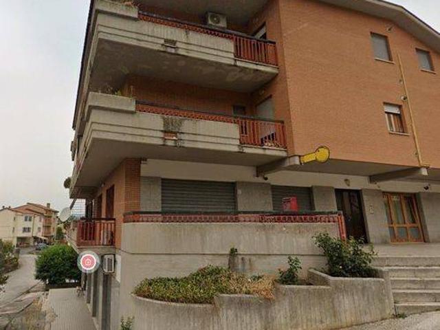 Locale Commerciale in vendita a Sant'agapito, Molise