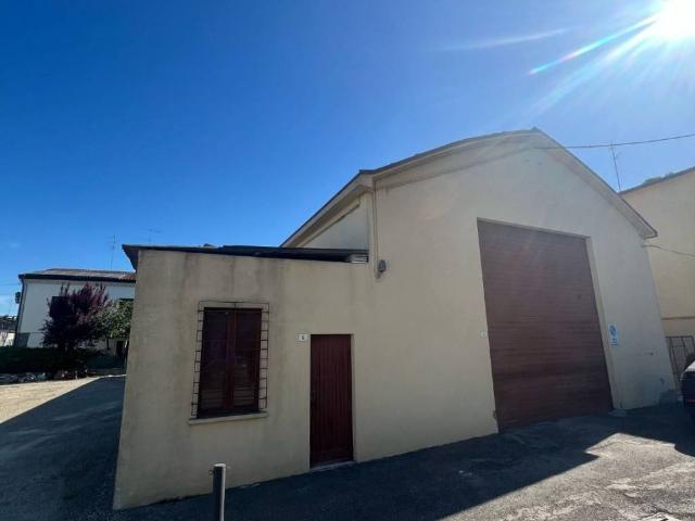 Locale Commerciale in vendita a Unione dei comuni della Bassa Romagna, Sant'agata Sul Santerno
