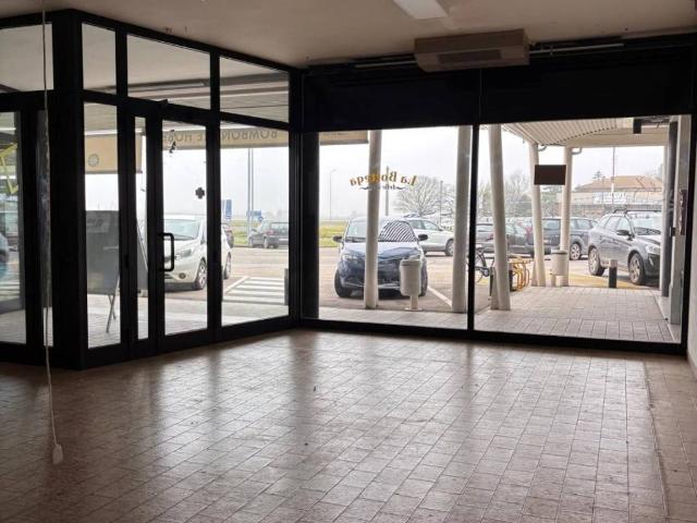Locale Commerciale in vendita a Unione dei comuni della Bassa Romagna, Sant'agata Sul Santerno