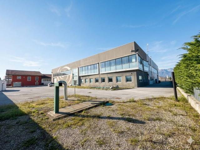 Locale Commerciale in vendita a Piemonte, Cuneo