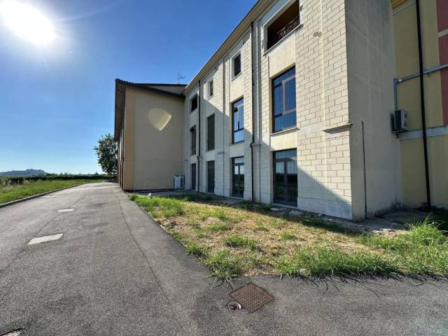 Locale Commerciale in vendita a Sant'ambrogio Di, Veneto