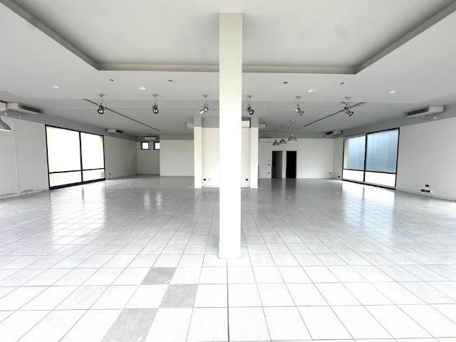 Locale Commerciale in vendita a Ospedaletto, Pescantina