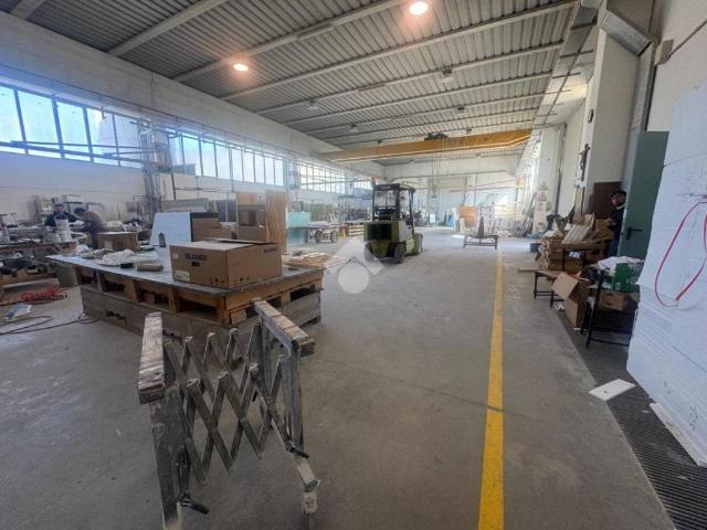 Locale Commerciale in vendita a Domegliara, Sant'ambrogio Di