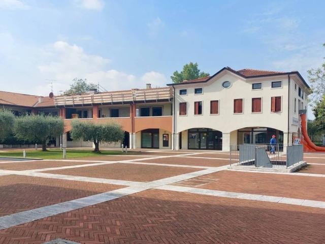 Locale Commerciale in vendita a Sant'ambrogio Di, Veneto