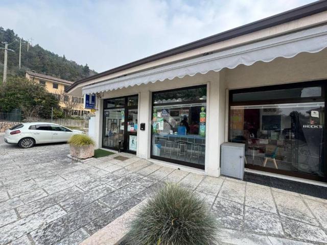 Locale Commerciale in vendita a Sant'ambrogio Di, Veneto