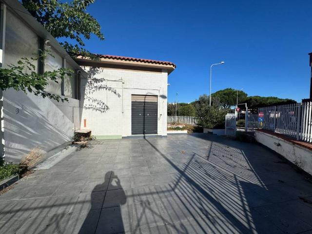 Locale Commerciale in affitto a Sant'anastasia, Campania