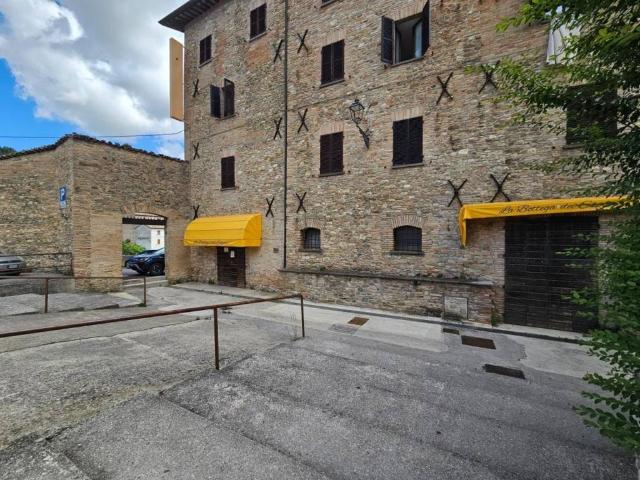 Locale Commerciale in vendita a Marche, Pesaro E Urbino