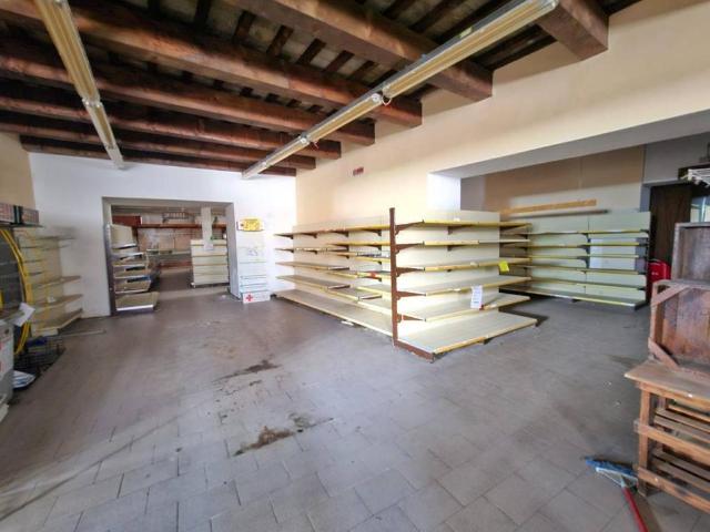 Locale Commerciale in vendita a Marche, Pesaro E Urbino