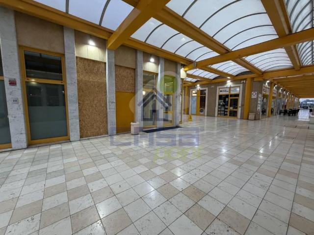 Locale Commerciale in vendita a Cascina Branduzza, Sant'angelo Lodigiano