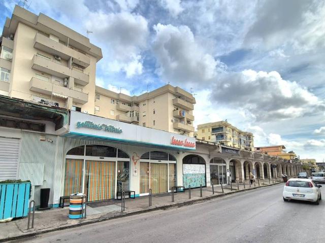 Locale Commerciale in vendita a Sant'antimo, Campania