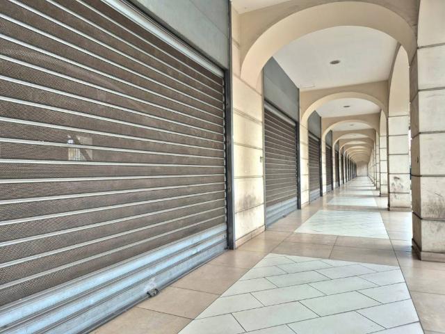 Locale Commerciale in vendita a Sant'antimo, Campania