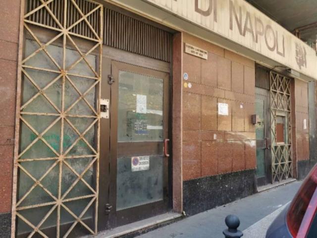 Locale Commerciale in vendita a Sant'antimo, Campania