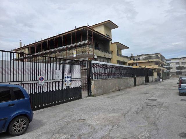 Locale Commerciale in vendita a Sant'antimo, Campania
