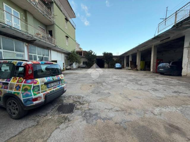 Locale Commerciale in vendita a Sant'antimo, Campania