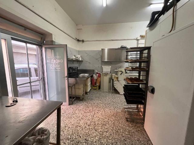 Locale Commerciale in vendita a Sant'antonio Abate, Campania