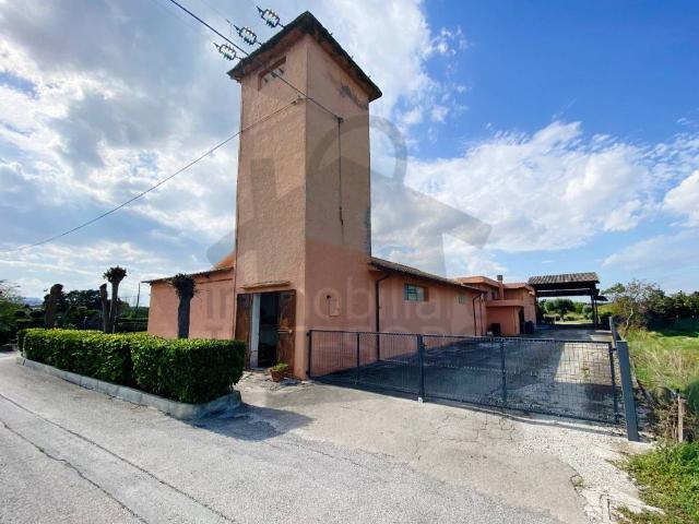Locale Commerciale in vendita a Unione di comuni Valmarecchia, Santarcangelo Di