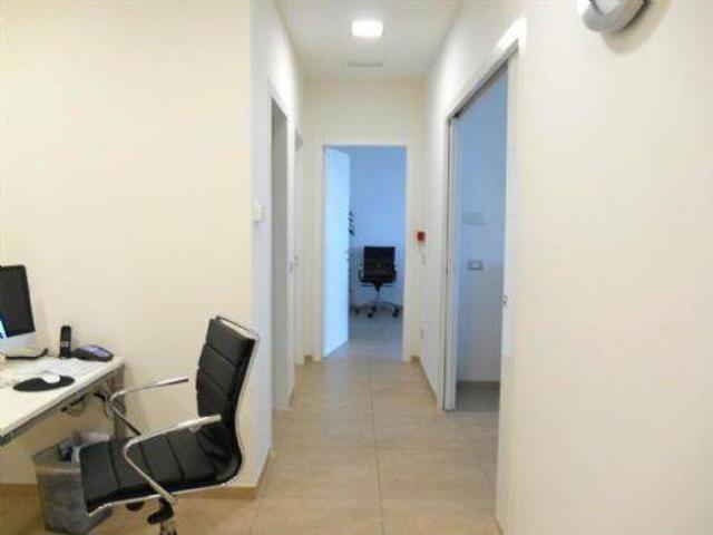 Locale Commerciale in vendita a Unione di comuni Valmarecchia, Santarcangelo Di