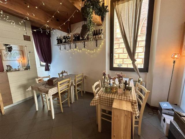 Locale Commerciale in vendita a Unione di comuni Valmarecchia, Santarcangelo Di