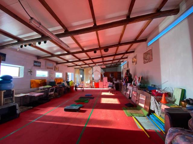 Locale Commerciale in vendita a Unione di comuni Valmarecchia, Santarcangelo Di