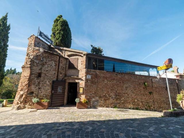 Locale Commerciale in vendita a Unione di comuni Valmarecchia, Santarcangelo Di