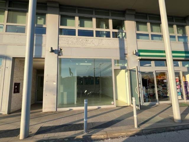 Locale Commerciale in vendita a Unione di comuni Valmarecchia, Santarcangelo Di