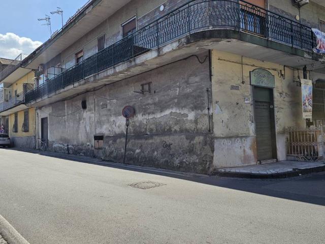 Locale Commerciale in vendita a Sant'arpino, Campania