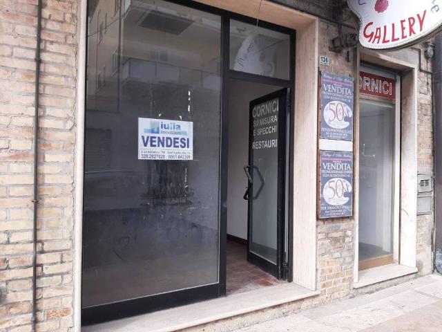Locale Commerciale in vendita a Unione dei Comuni della Val Vibrata, Sant'egidioalla Vibrata