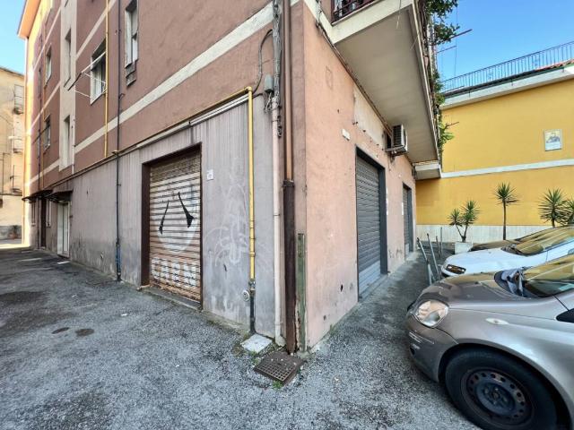 Locale Commerciale in vendita a Sant'egidio Del, Campania