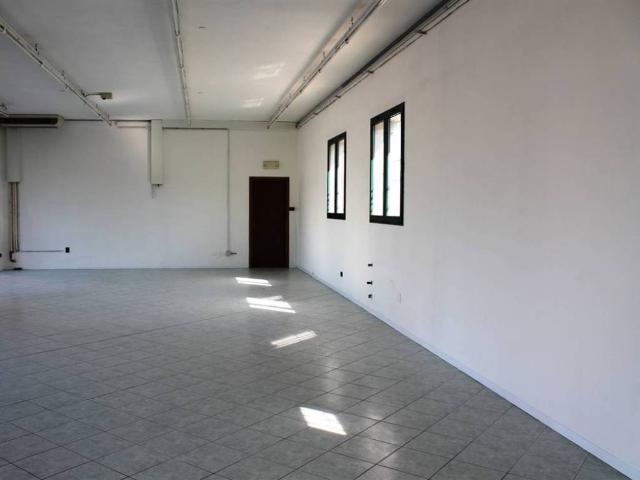 Locale Commerciale in vendita a Sant'elena, Veneto