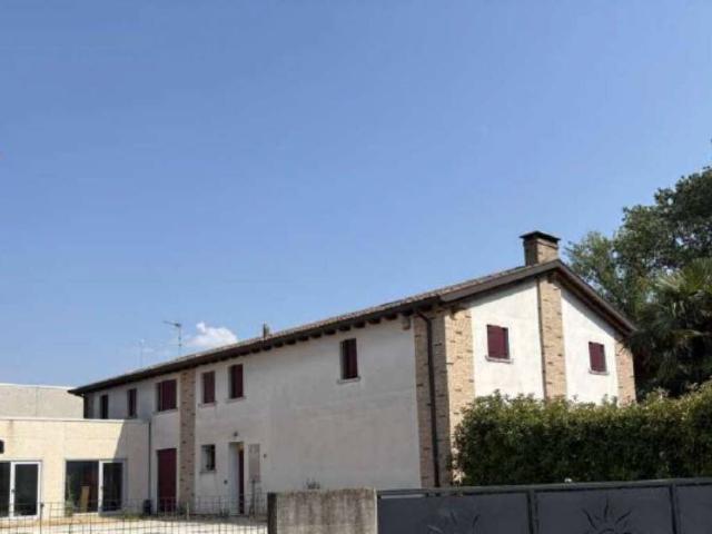 Locale Commerciale in vendita a Sant'elena, Veneto