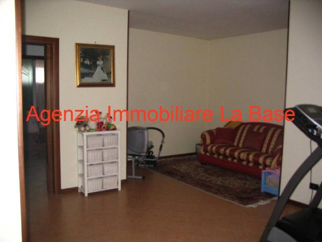 Locale Commerciale in vendita a Sant'elena, Veneto