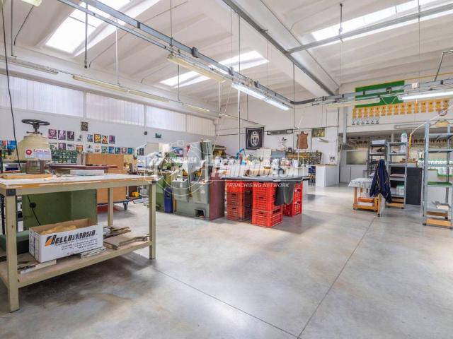 Locale Commerciale in vendita a Marche, Fermo