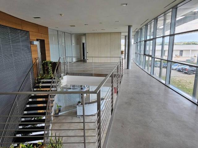 Locale Commerciale in vendita a Marche, Fermo