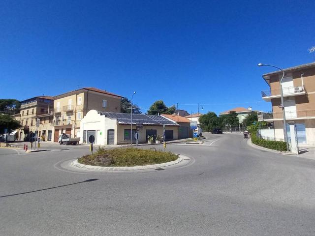 Locale Commerciale in vendita a Marche, Fermo